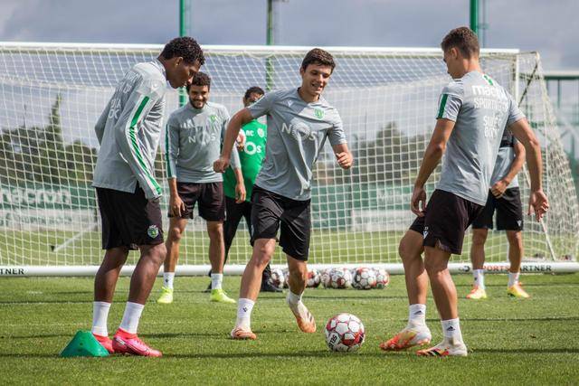 中国男篮不敌塞尔维亚 李凯尔6分4板赵睿13分